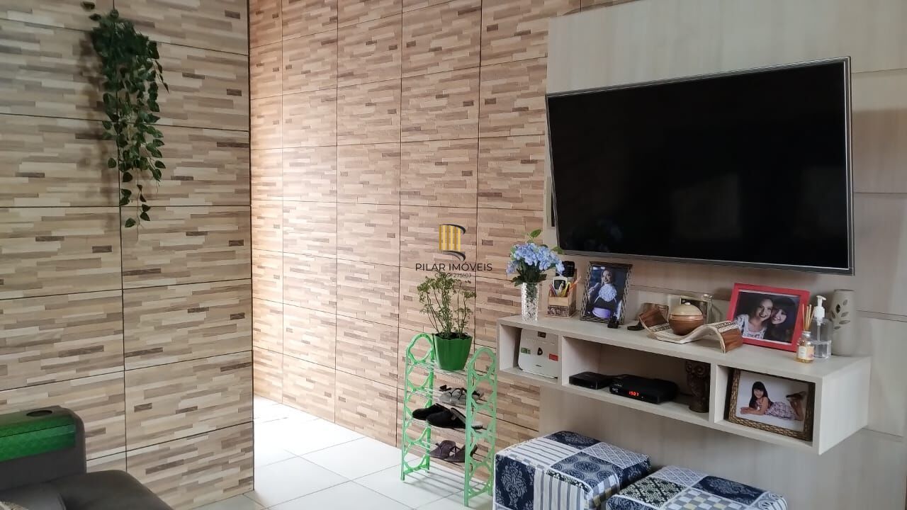 Terreno com duas frentes, três casas  (duas c/dois dormitórios e a outra tipo tipo JK)