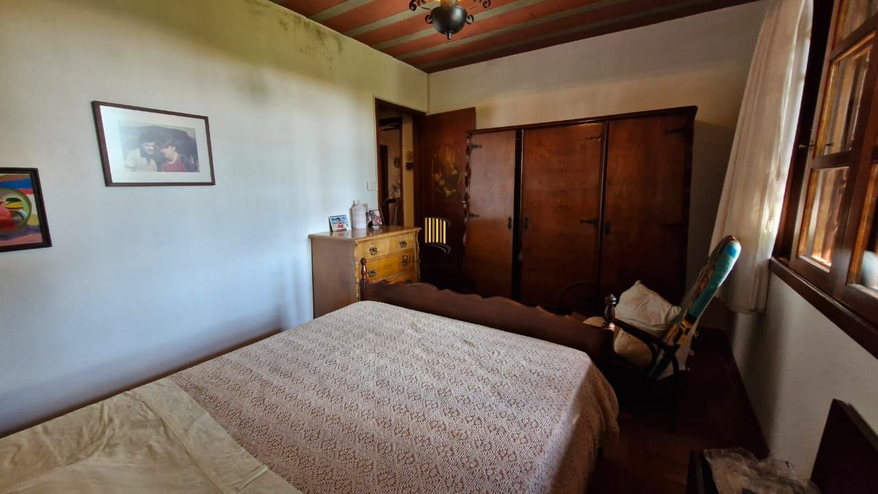 Casa no Bairro Glória, 2 dormitórios, banheiro, 2 garagens, ensolarada e bem ventilada