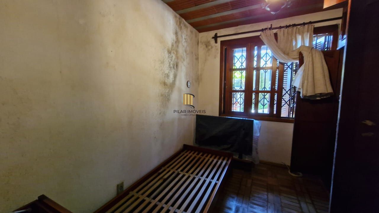 Casa no Bairro Glória, 2 dormitórios, banheiro, 2 garagens, ensolarada e bem ventilada