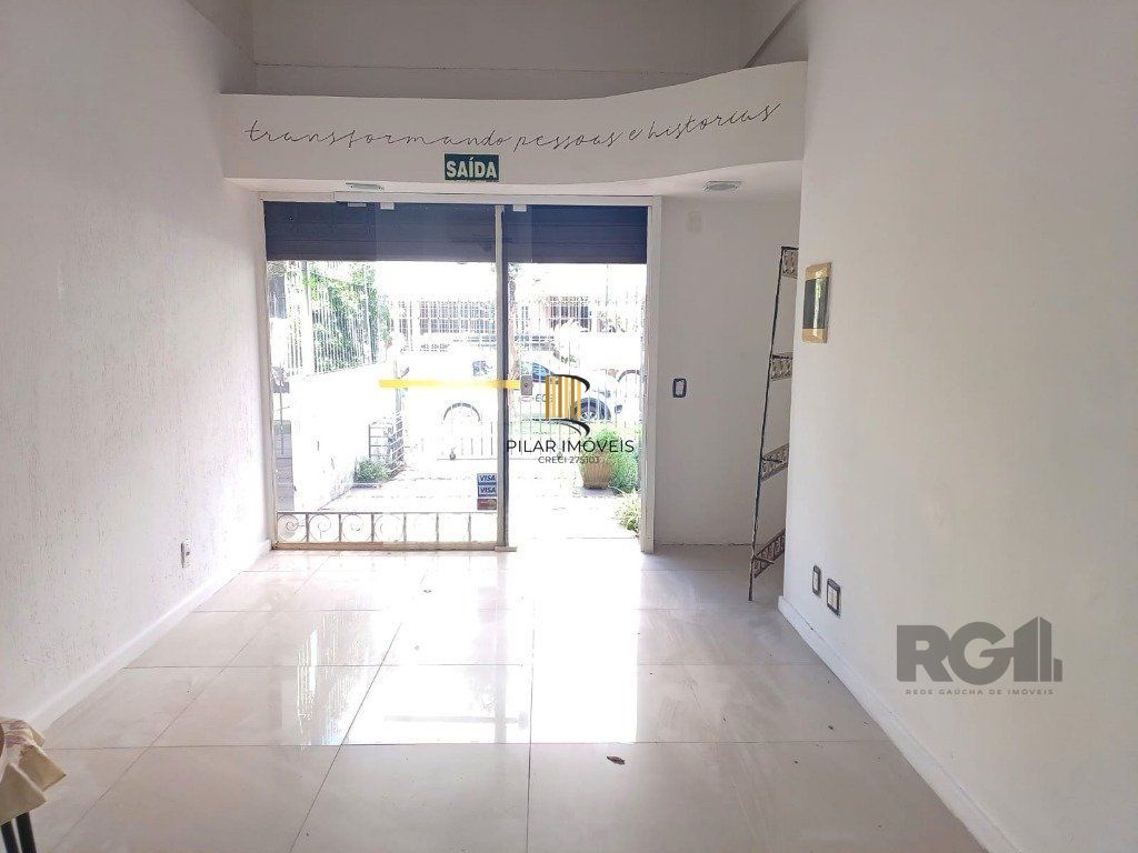 Sala de frente com vaga