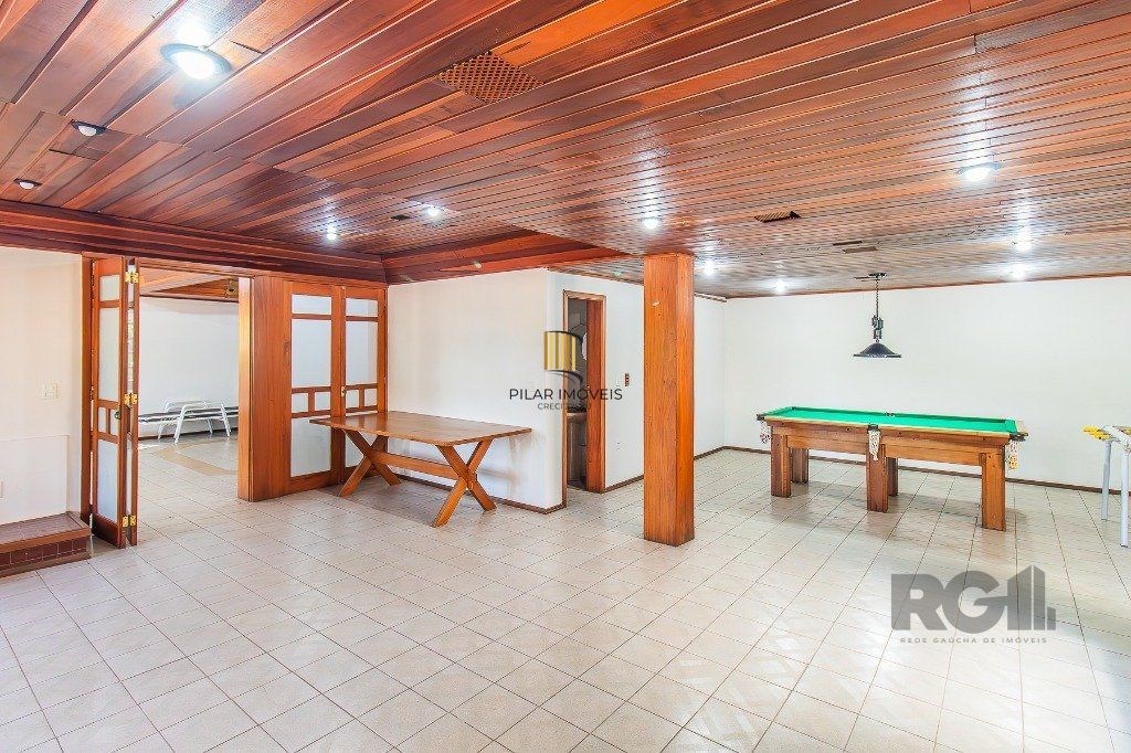 Casa com quatro quartos/dormitórios e muitos ambientes aconchegantes.