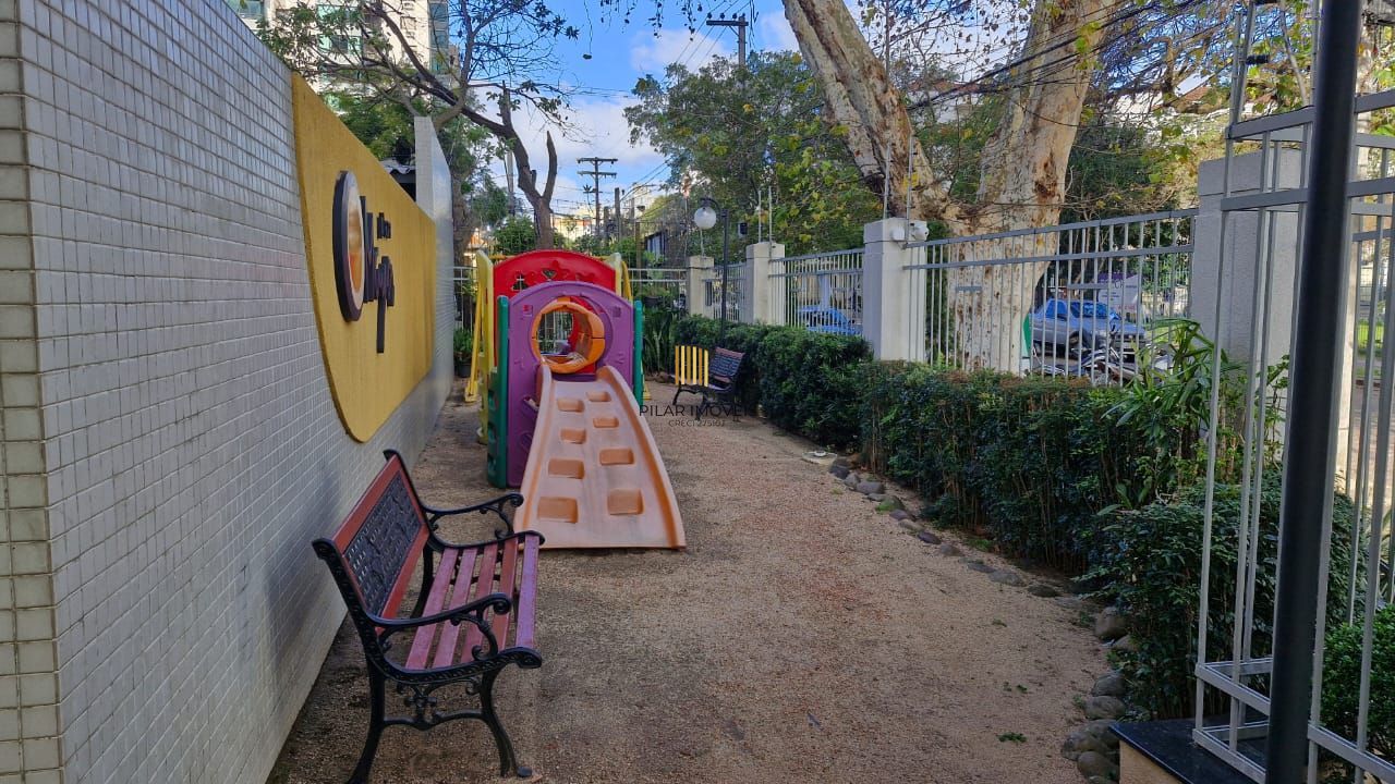 Apartamento impecável de frente no Menino Deus, 103,00 m² de área útil, 2 dormitórios, varanda integrada com churrasqueira, 2 garagens