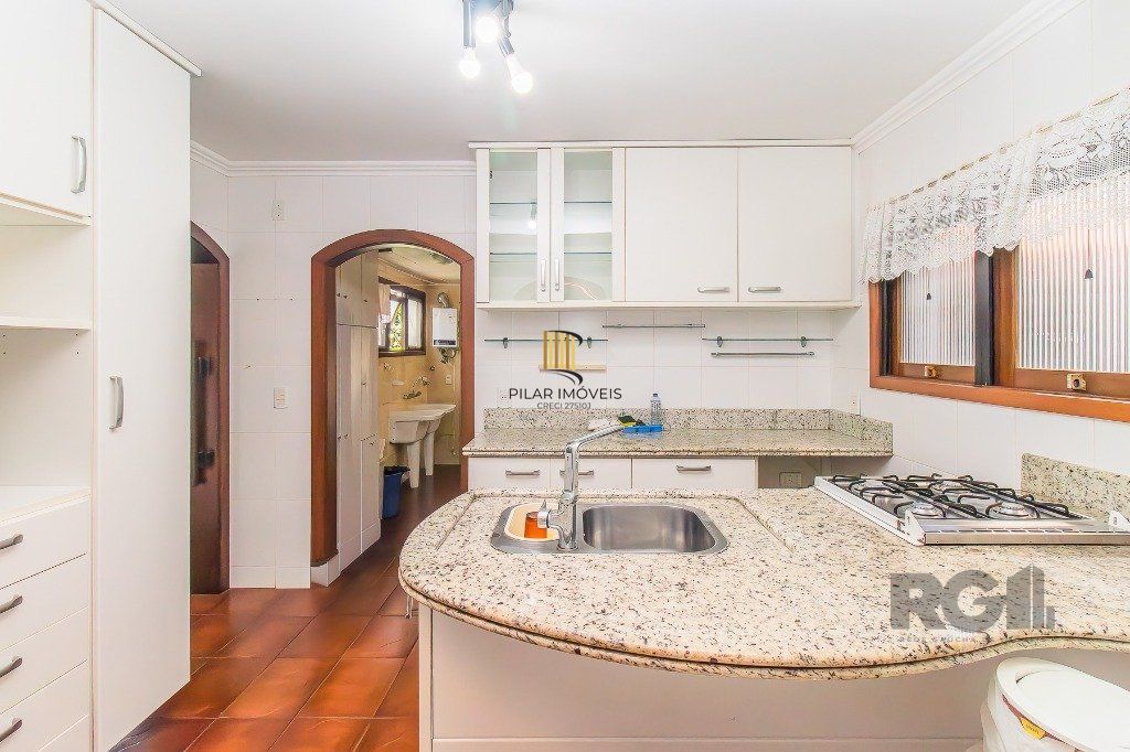 Casa com quatro quartos/dormitórios e muitos ambientes aconchegantes.