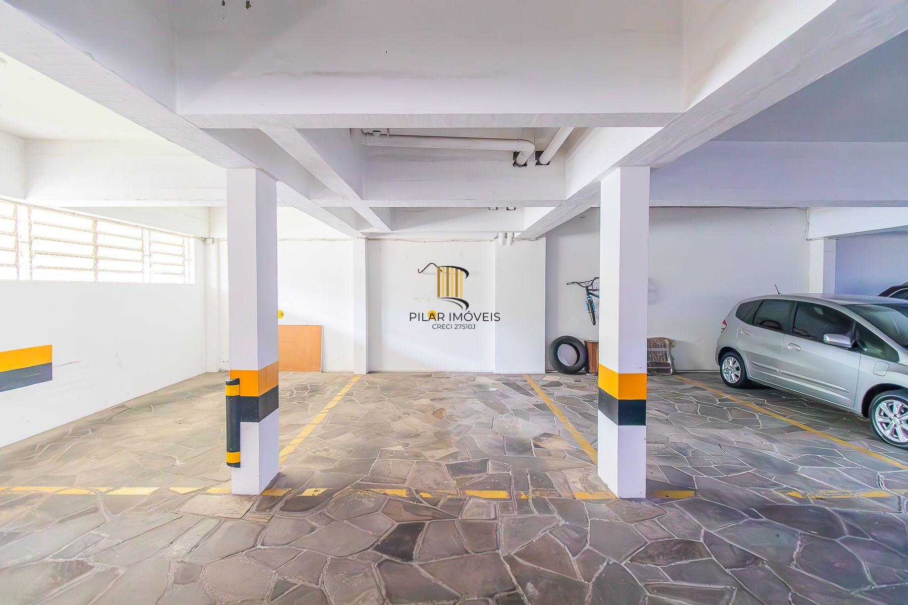 Apartamento semi mobiliado, impecável, com 126m² privativo.