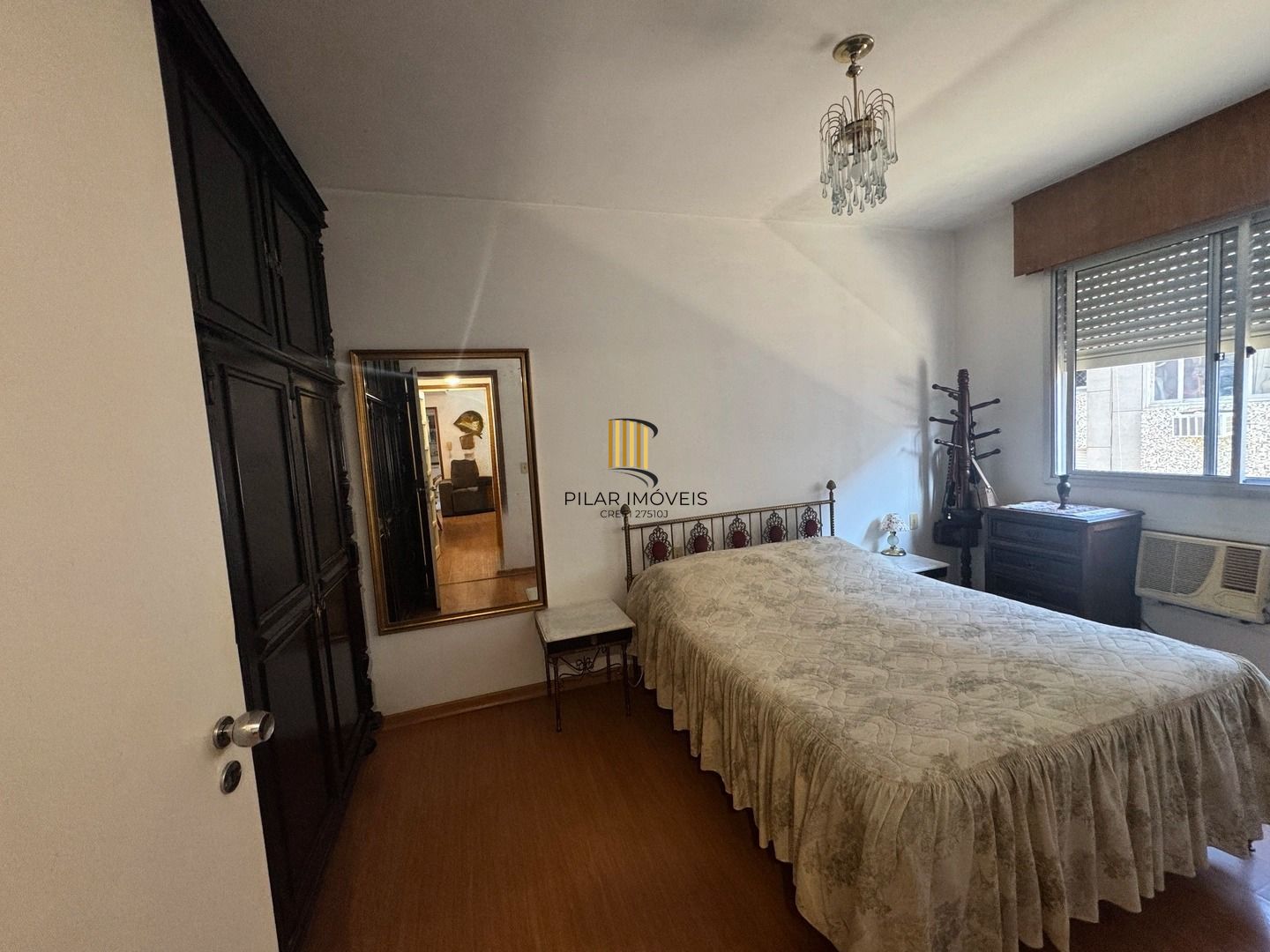 Apartamento dois dormitórios ( uma suíte) garagem/depósito Bairro Menino Deus