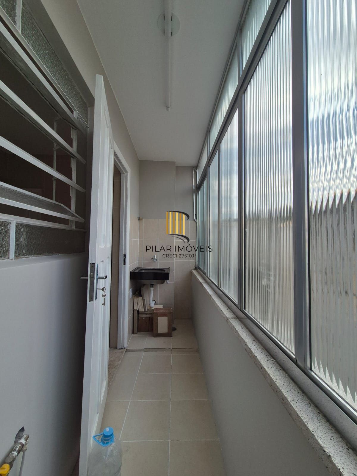 Apto 2D com dependencia completa na Cidade Baixa