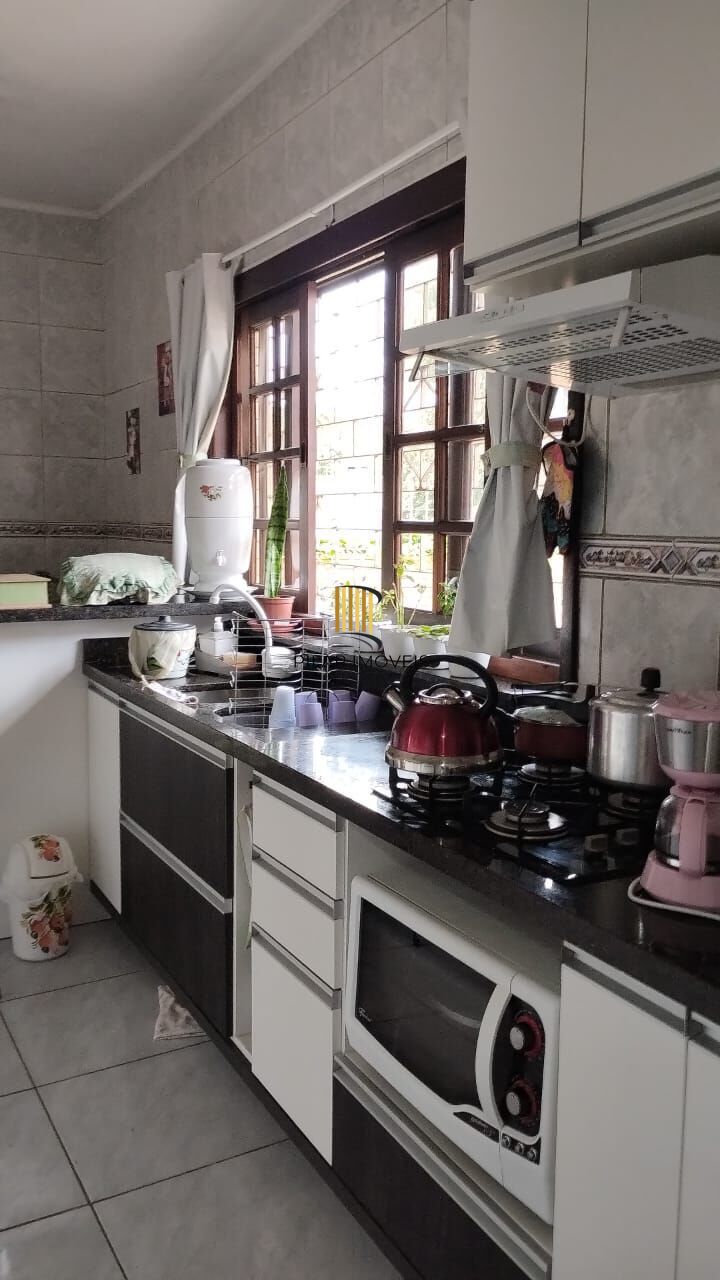 Terreno com duas frentes, três casas  (duas c/dois dormitórios e a outra tipo tipo JK)