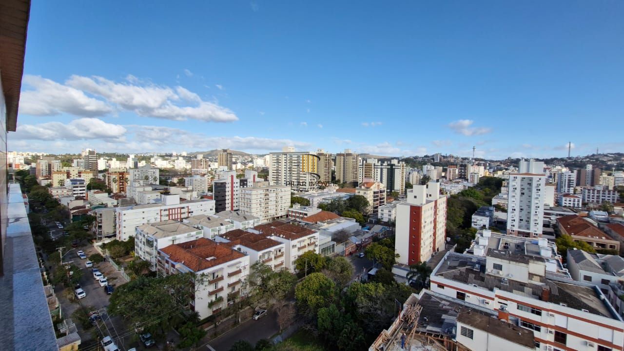 Apartamento impecável de frente no Menino Deus, 103,00 m² de área útil, 2 dormitórios, varanda integrada com churrasqueira, 2 garagens