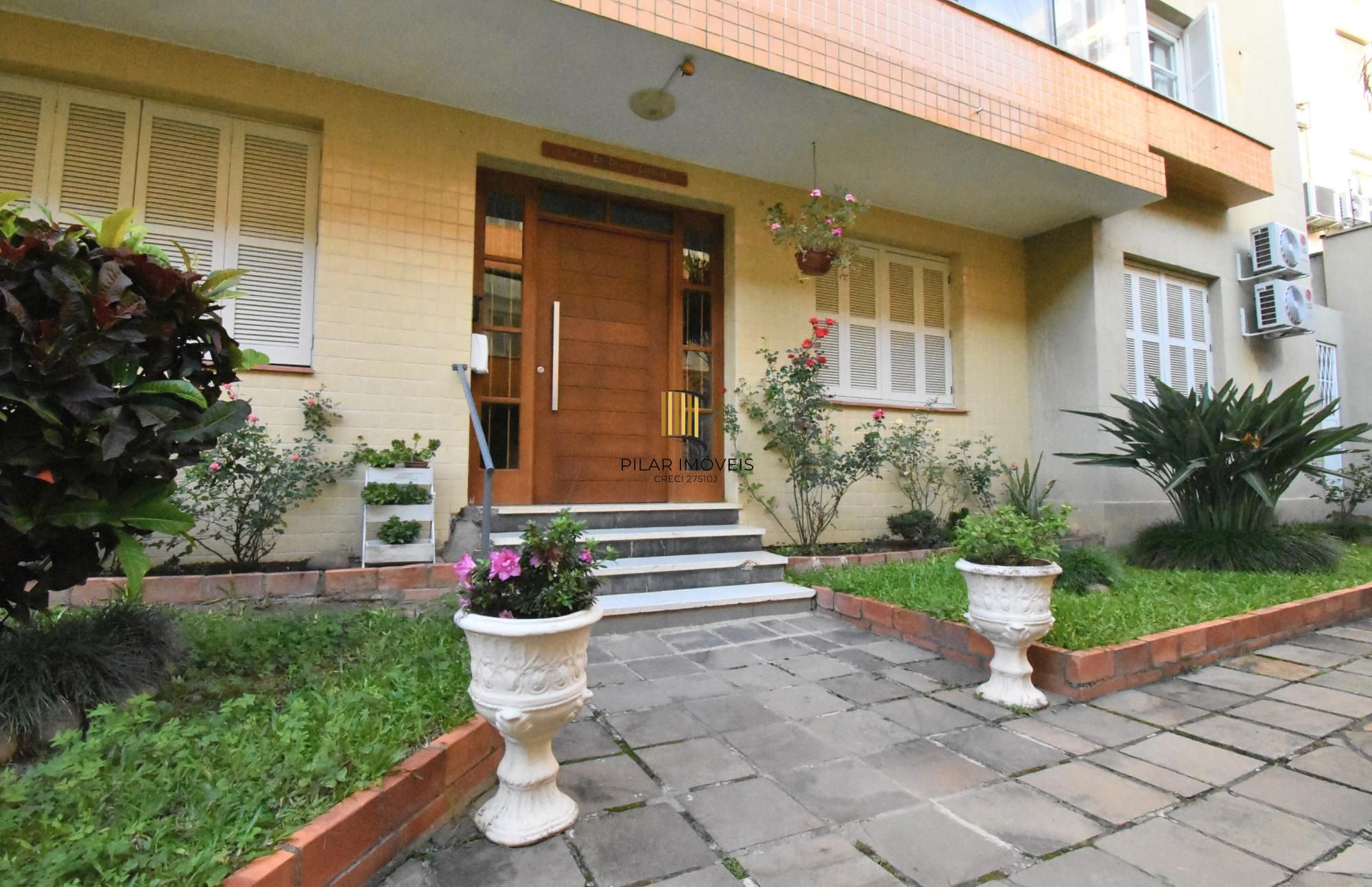 Apartamento de 4dormitórios, sendo uma suite churrasqueira e sacada 85m2 bairro Menino Deus.