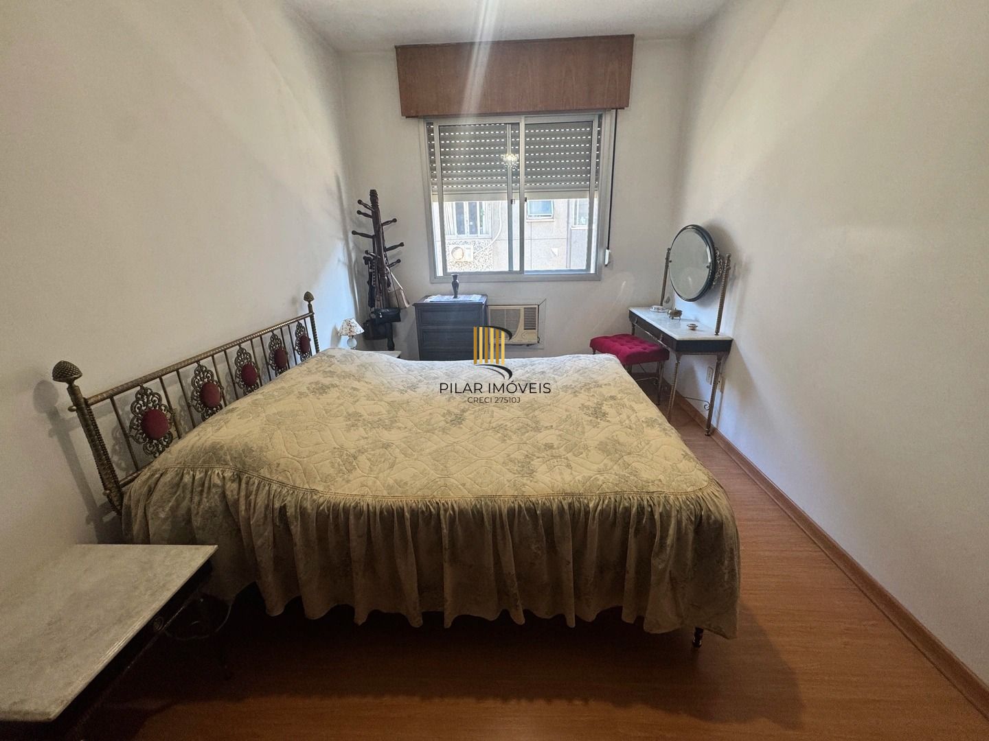 Apartamento dois dormitórios ( uma suíte) garagem/depósito Bairro Menino Deus
