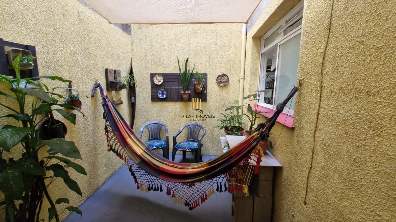 Apartamento no Menino Deus com 2 dormitórios e dependência de empregada com banheiro