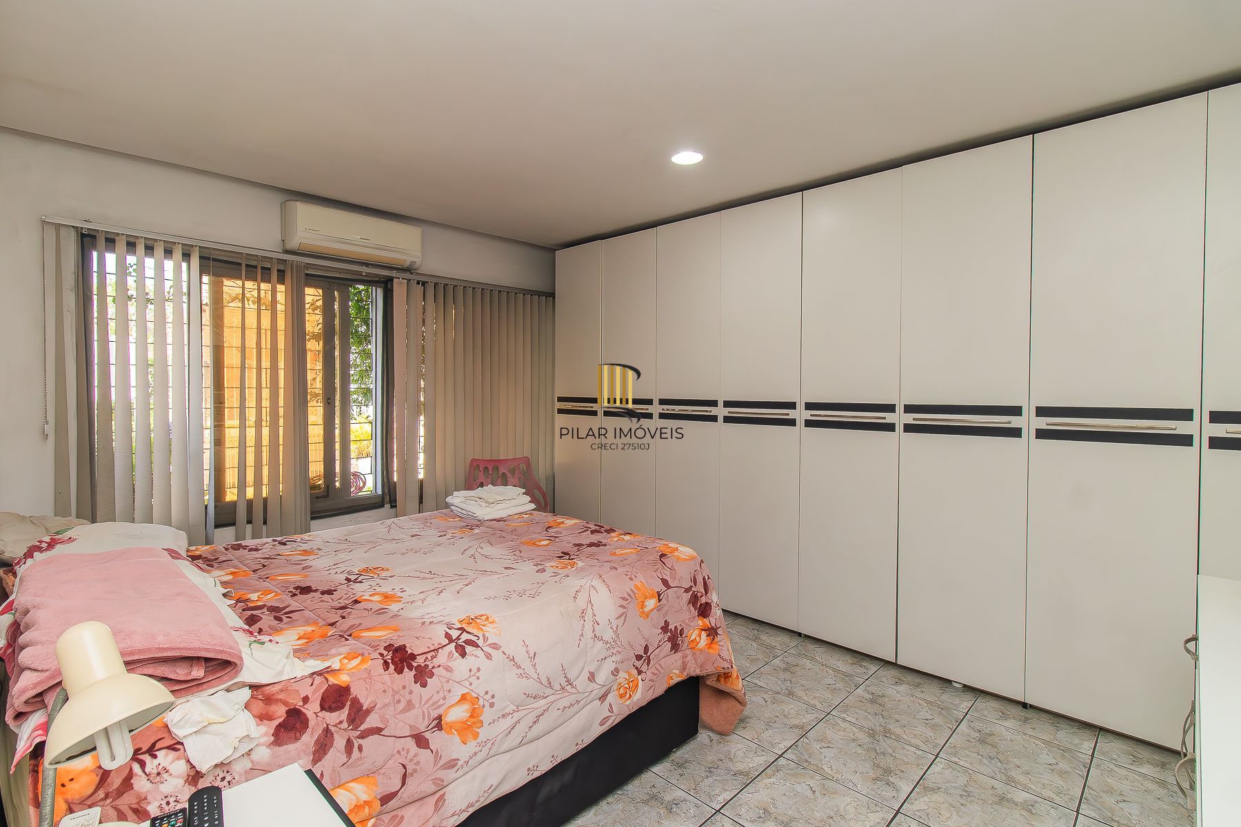 Casa 3 dormitórios, 5 vagas.