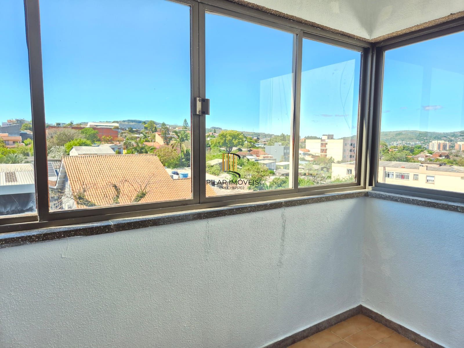 Um dormitório com sacada