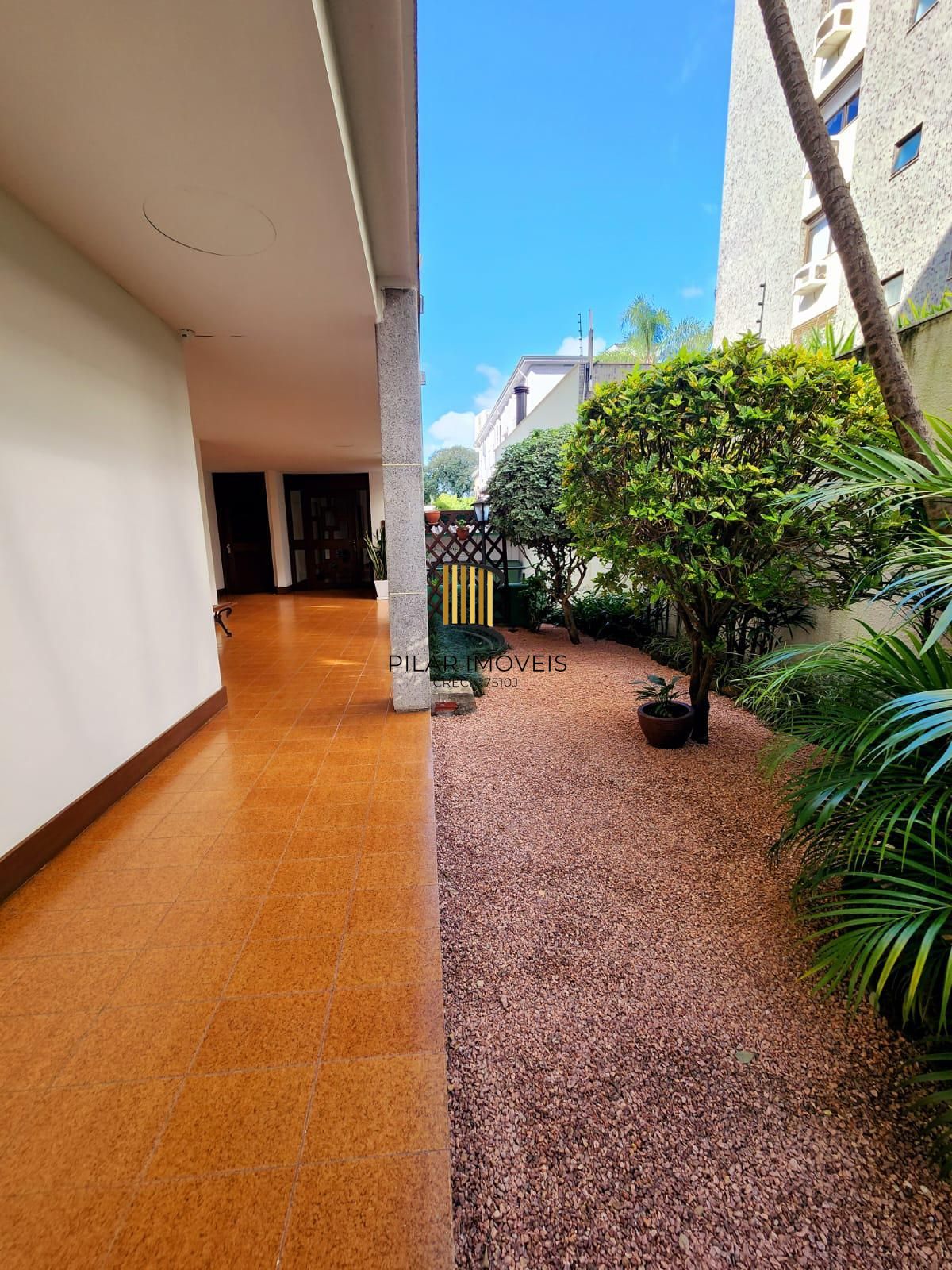 Apartamento semimobiliado em excelentes condições.