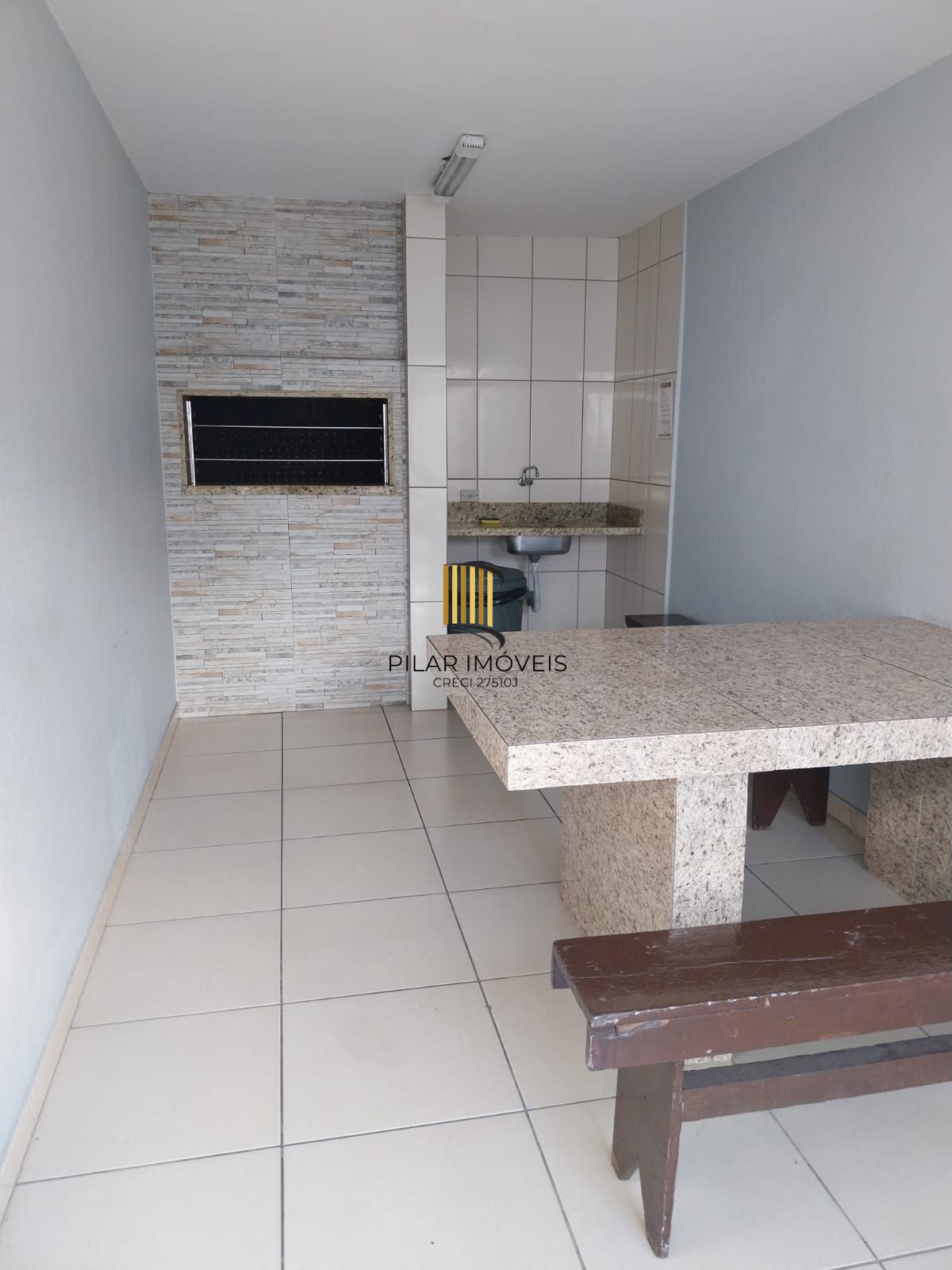 APARTAMENTO 62m² no bairro Glória, dois dormitórios, térreo e área externa.