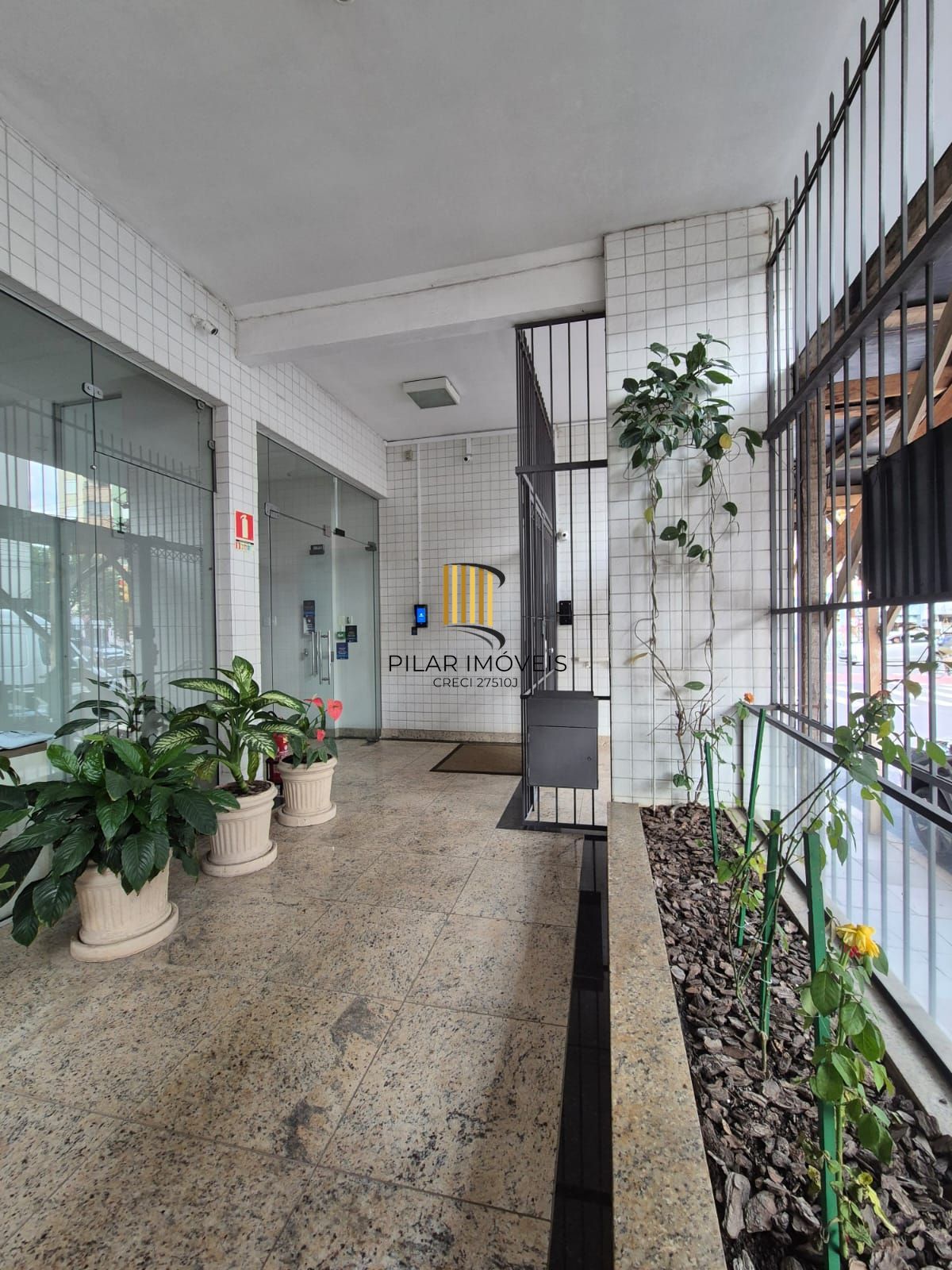 Apto 2D com dependencia completa na Cidade Baixa