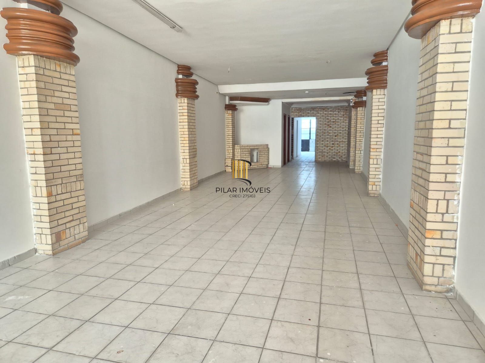 Prédio comercial com 3 andares