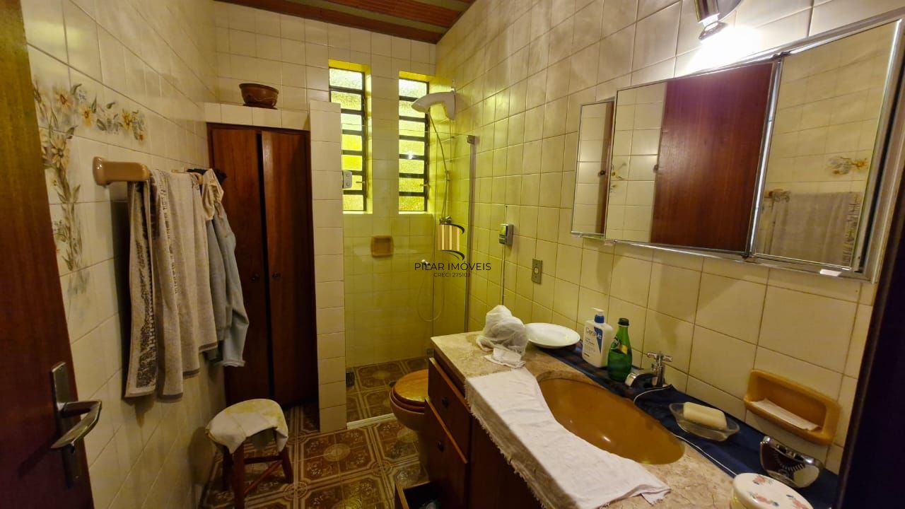 Casa no Bairro Glória, 2 dormitórios, banheiro, 2 garagens, ensolarada e bem ventilada
