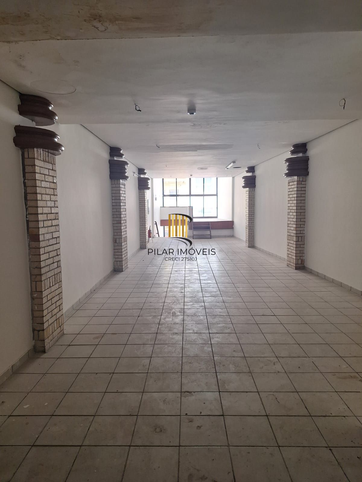 Prédio comercial com 3 andares