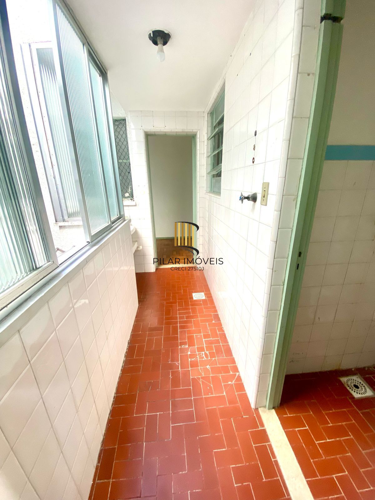 Apartamento 2 dormitórios com vaga de garagem, bairro Menino Deus