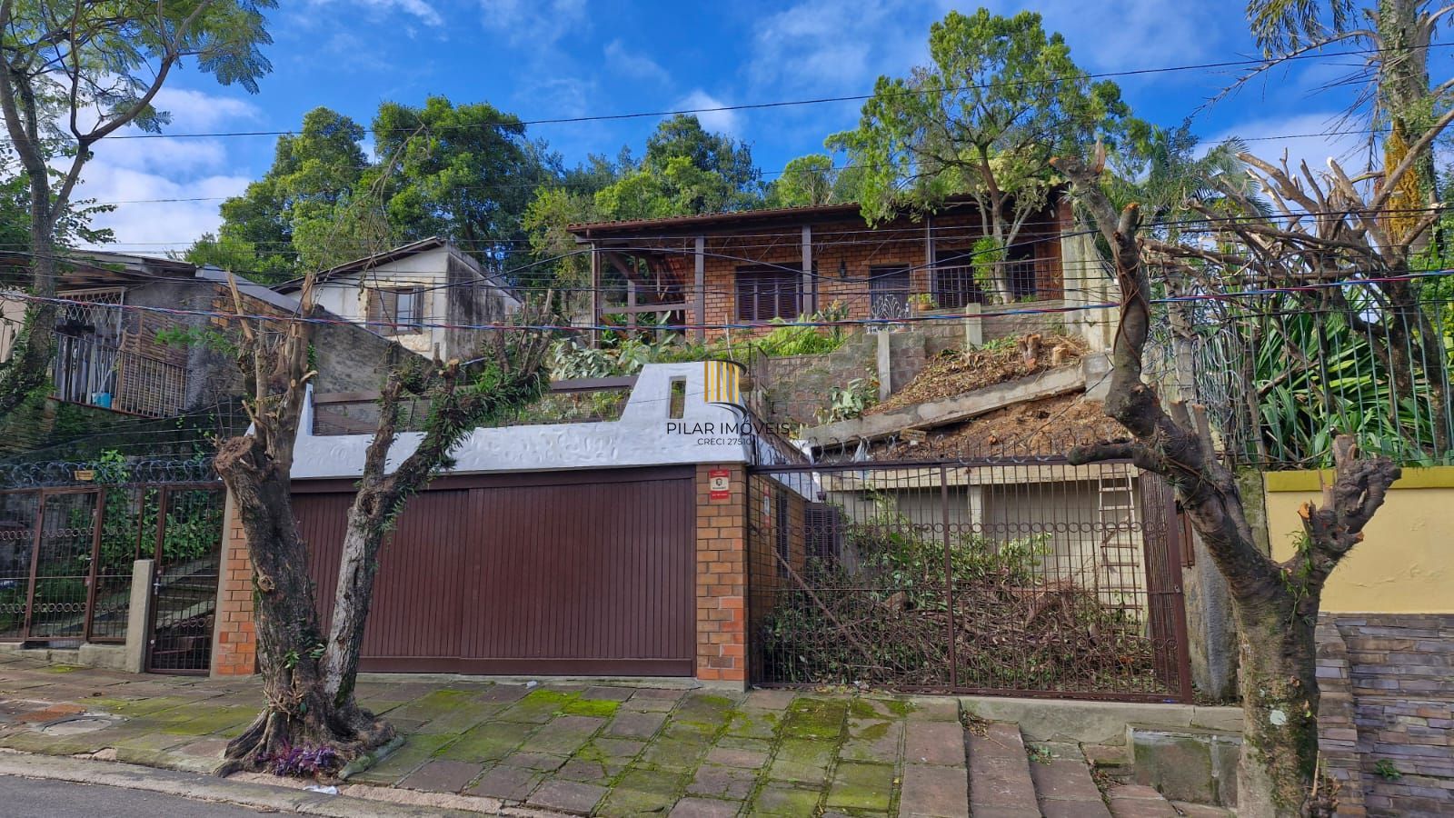 Casa no Bairro Glória, 2 dormitórios, banheiro, 2 garagens, ensolarada e bem ventilada