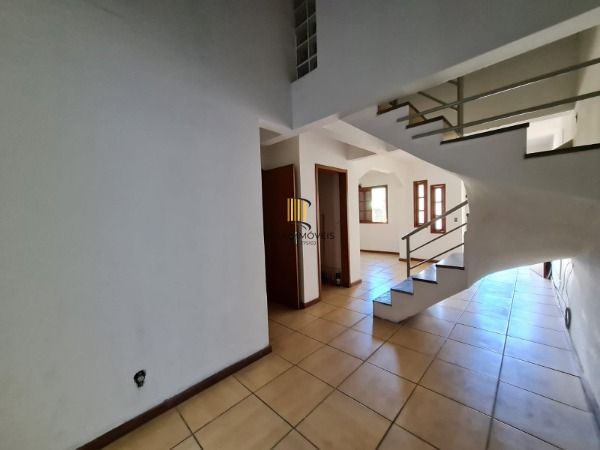 Casa de 3 dormitórios, apenas uma quadra da Av. Edgar Pires de Castro