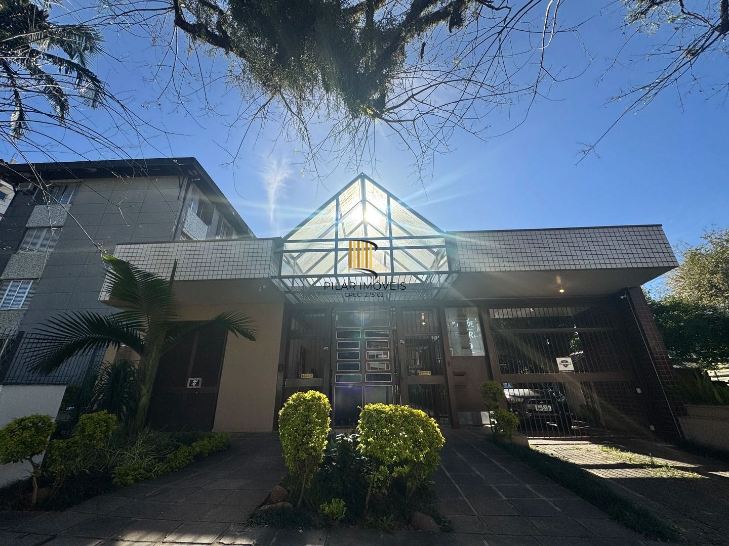 Apartamento dois dormitórios ( uma suíte) garagem/depósito Bairro Menino Deus - Pilar Imóveis