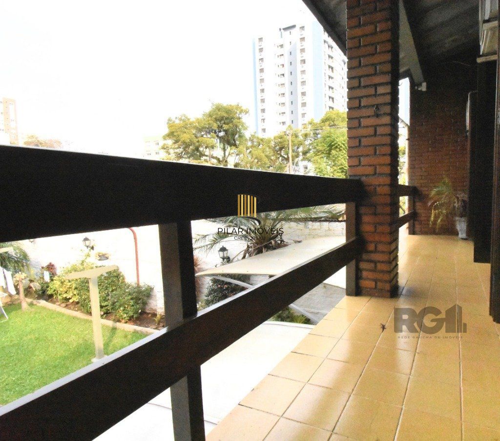 CASA - 5 dorms. -  3 vagas -  290 m² - MENINO DEUS