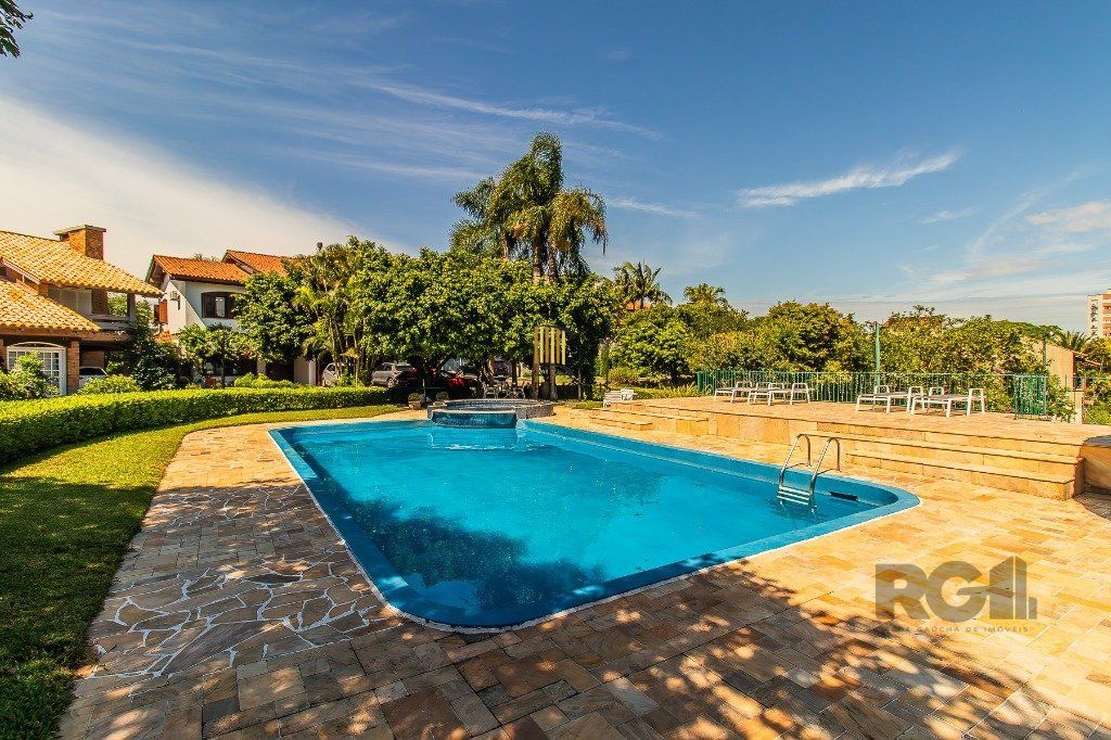 Casa com quatro quartos/dormitórios e muitos ambientes aconchegantes.