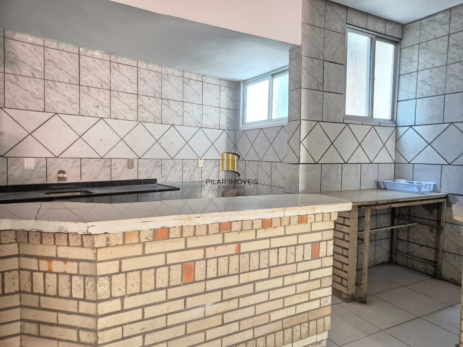 Prédio comercial com 3 andares