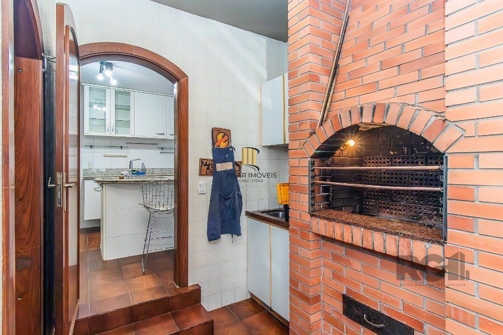 Casa com quatro quartos/dormitórios e muitos ambientes aconchegantes.