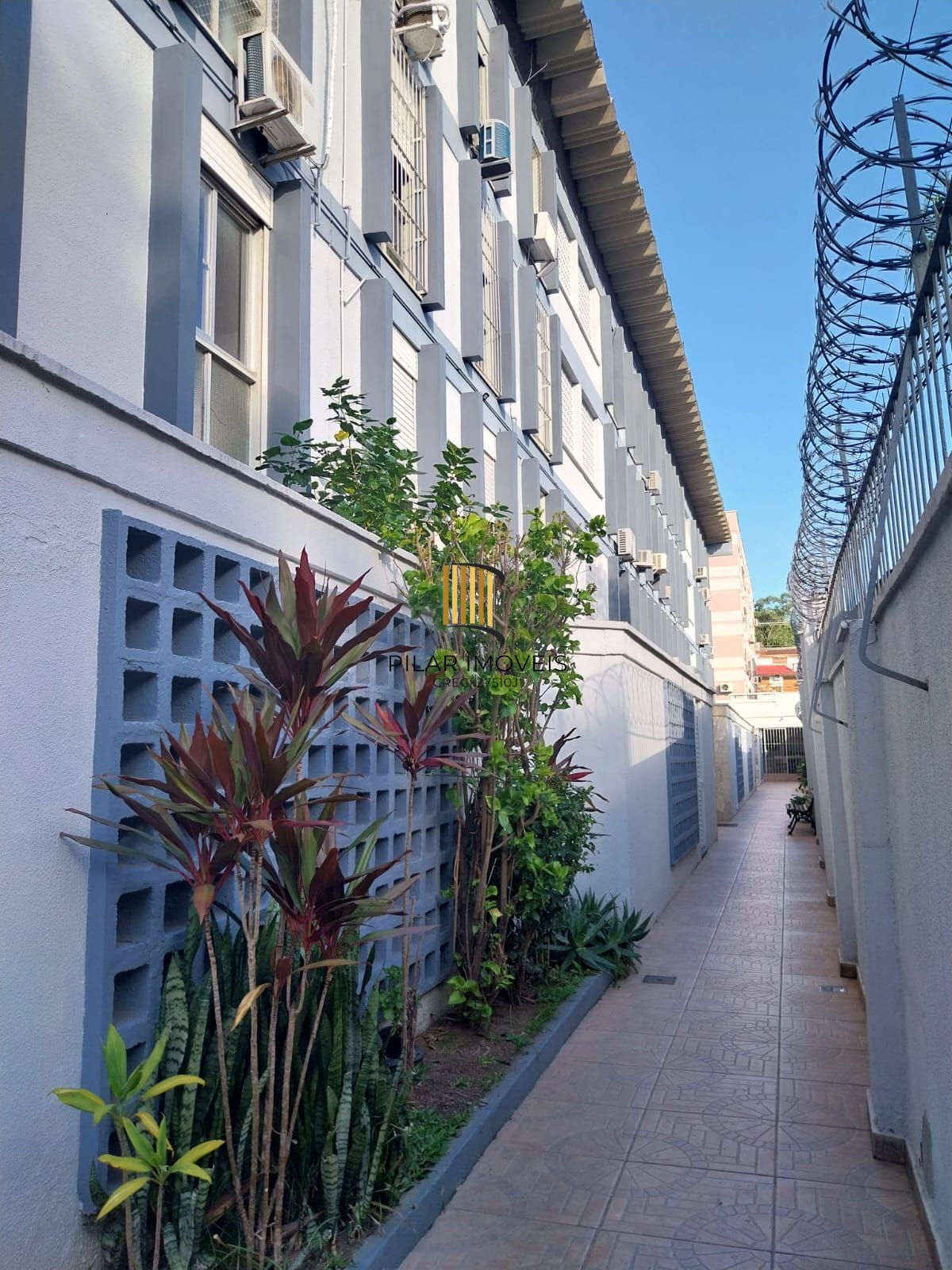 APARTAMENTO 62m² no bairro Glória, dois dormitórios, térreo e área externa. - Pilar Imóveis