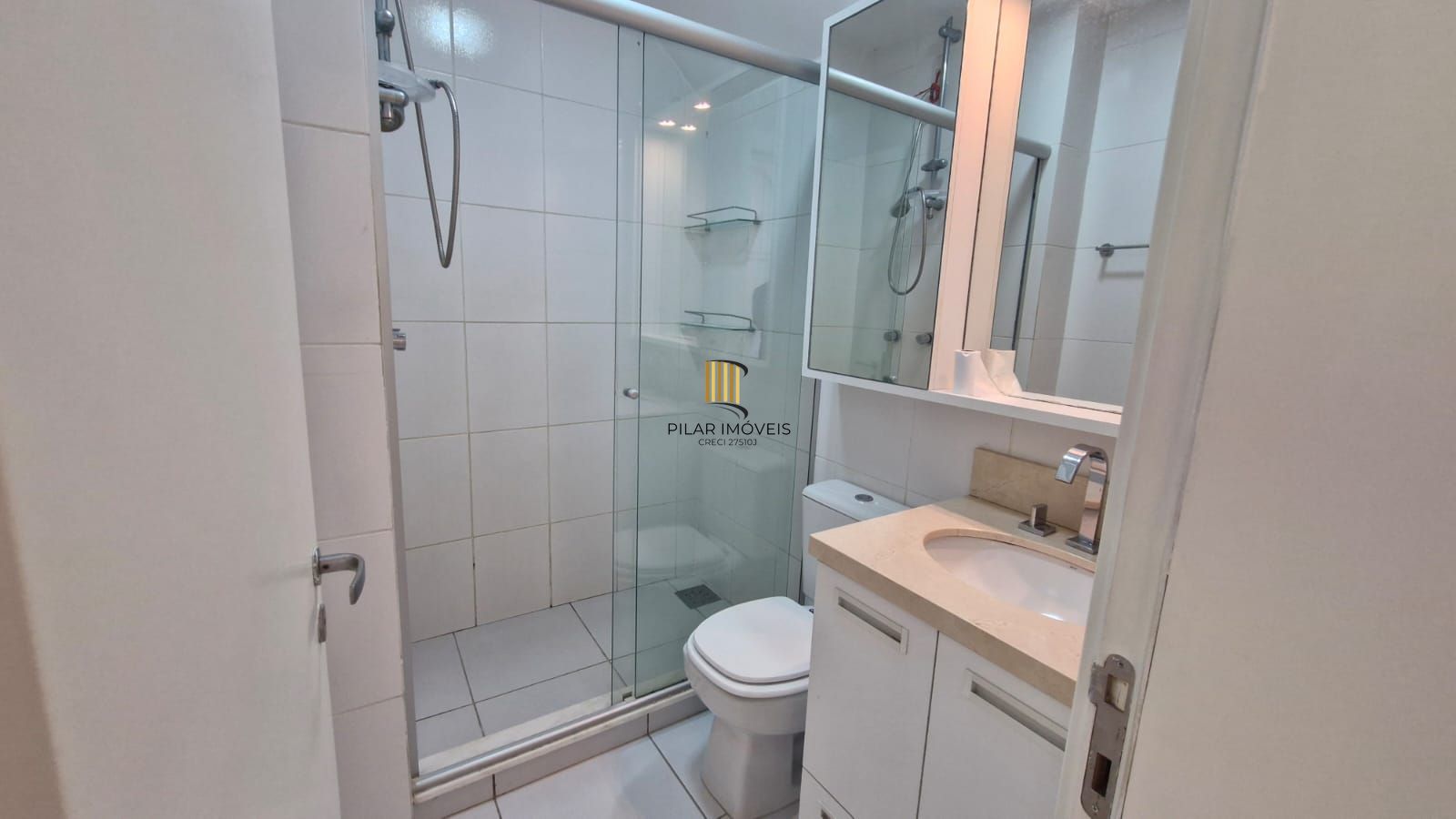 Casa em Condomínio fechado, 5 dormitórios sendo 2 suítes, 5 banheiros, 203 m² de área privativa, 2 garagem cobertas