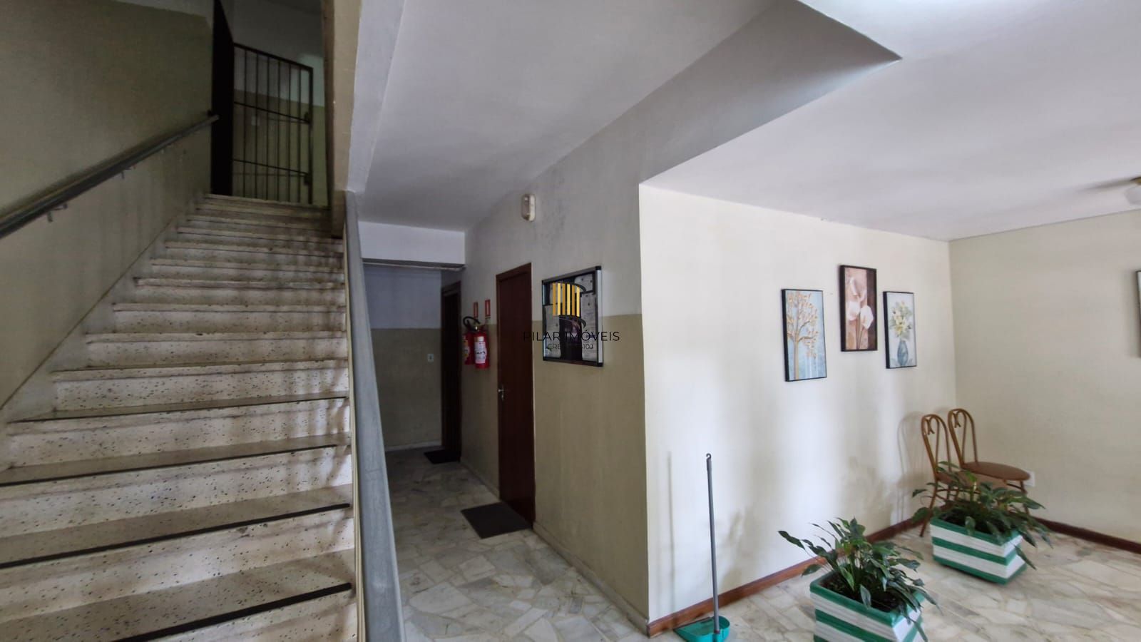 Apartamento no Menino Deus com 2 dormitórios e dependência de empregada com banheiro