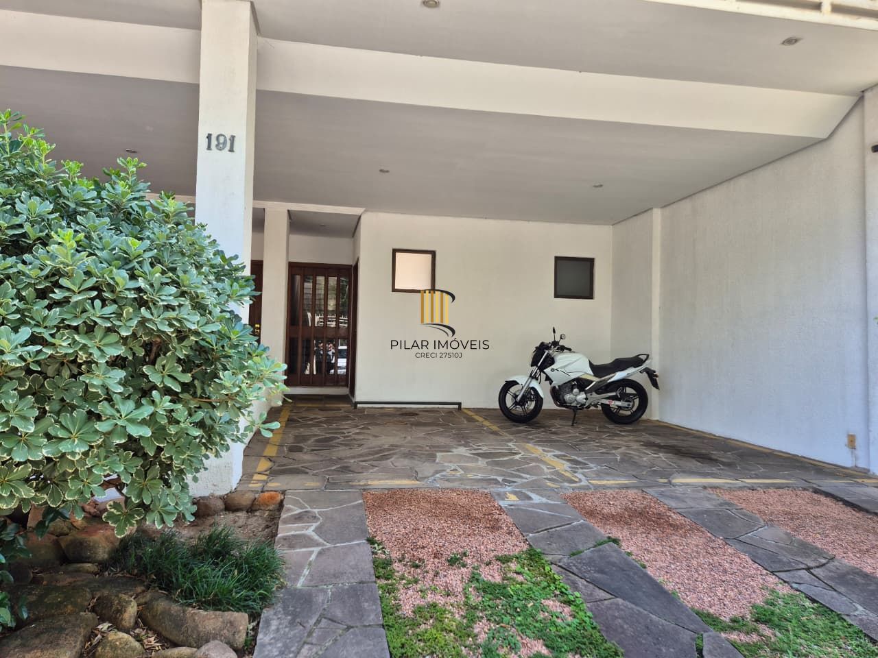 1Suíte, com vaga e churrasqueira