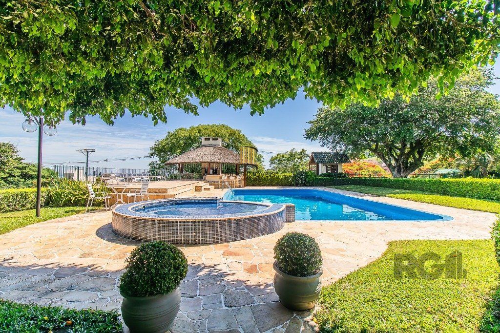 Casa com quatro quartos/dormitórios e muitos ambientes aconchegantes.