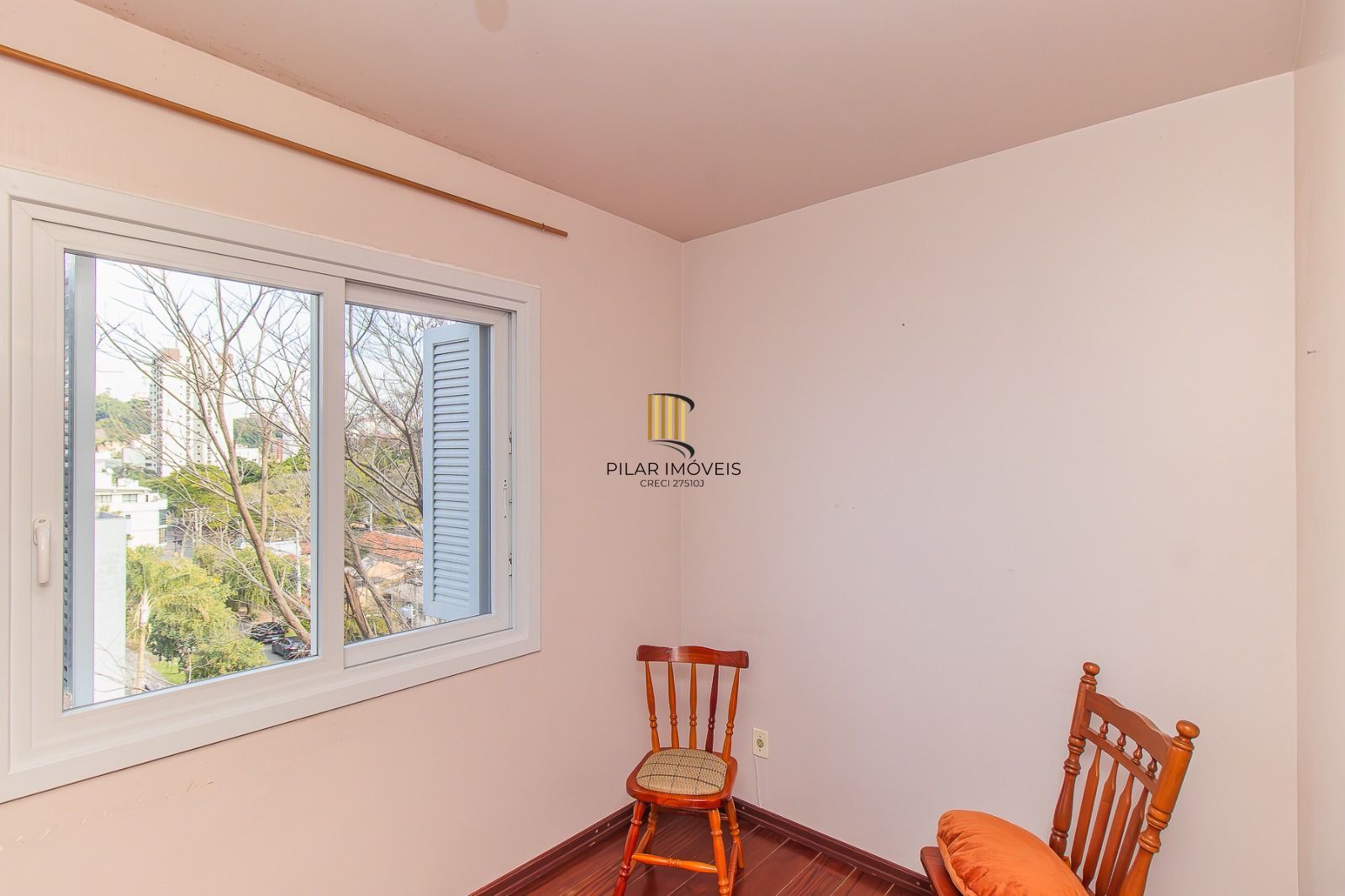 Apartamento panorâmico com três dormitórios, garagem