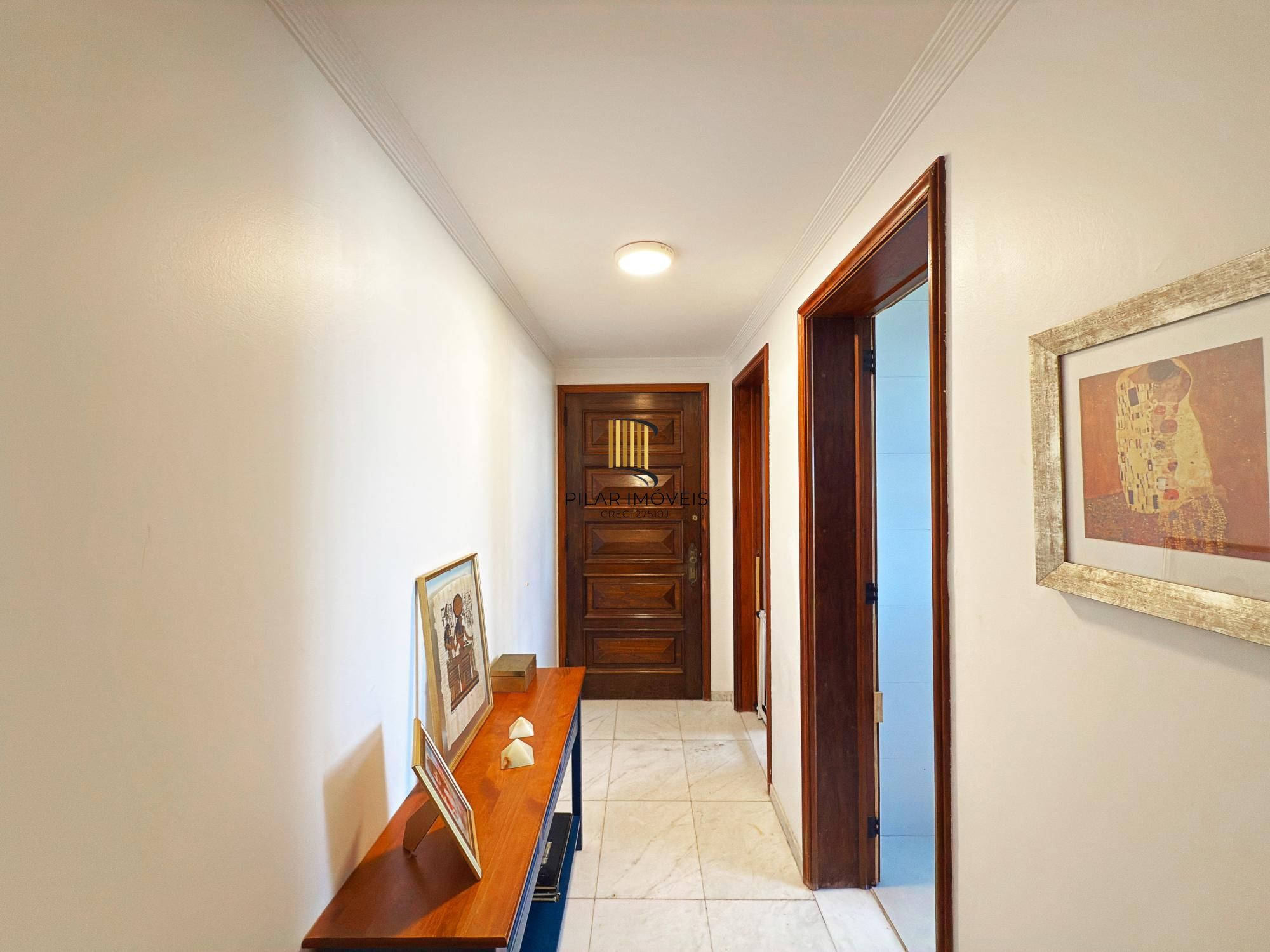 Apto 82m² 3 quartos, sendo um de empregada com suíte, prédio com elevador e vaga de garagem.