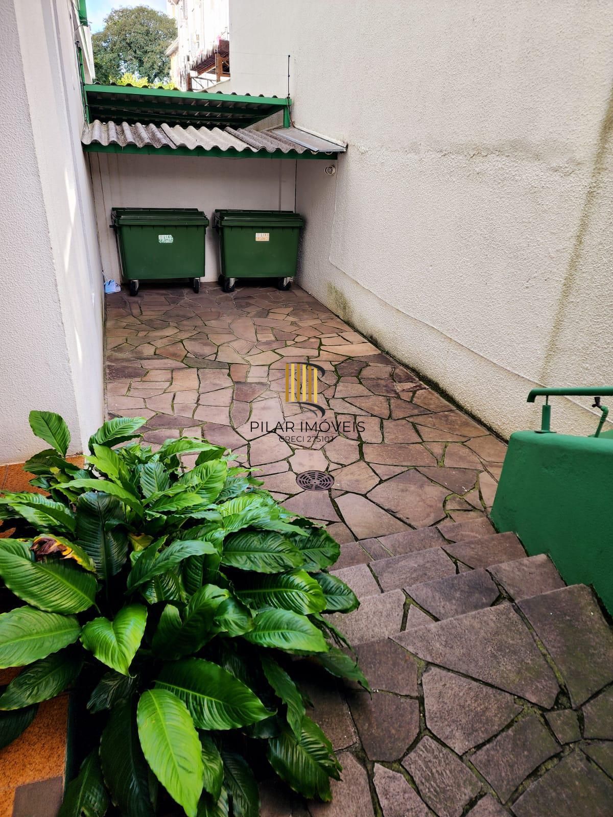 Apartamento semimobiliado em excelentes condições.