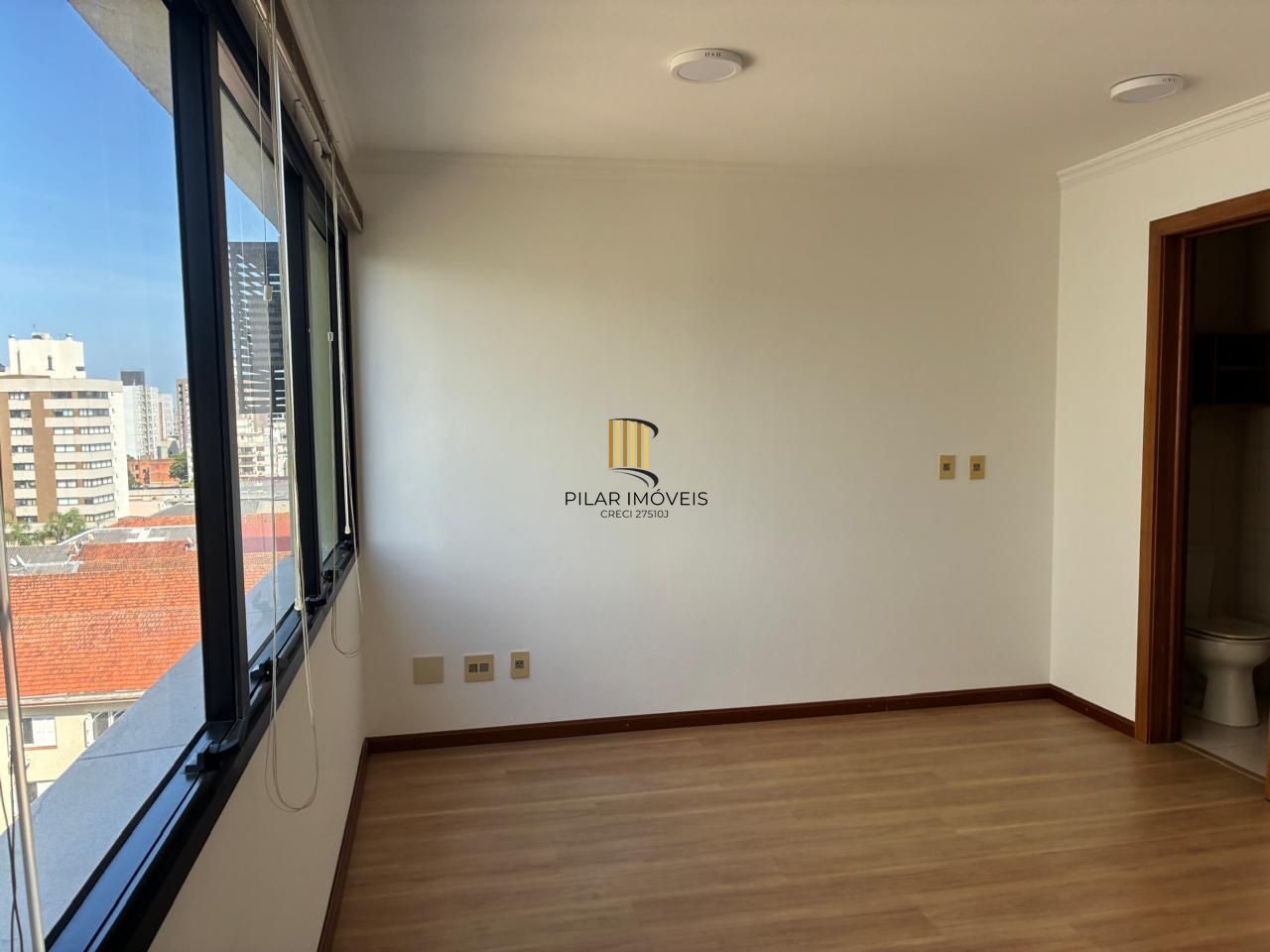 Ótima sala de 24,88 metros quadrados no Menino Deus