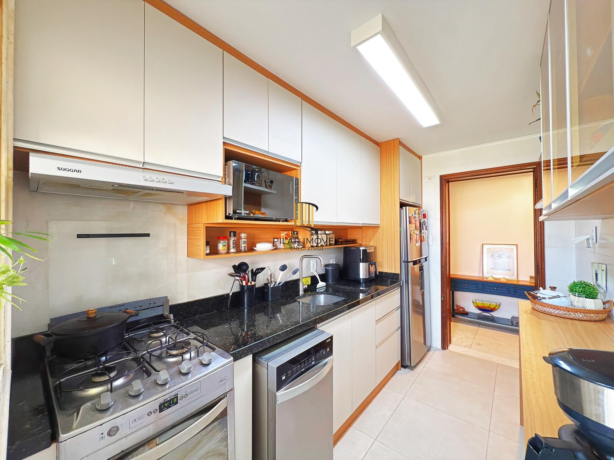 Apto 82m² 3 quartos, sendo um de empregada com suíte, prédio com elevador e vaga de garagem.