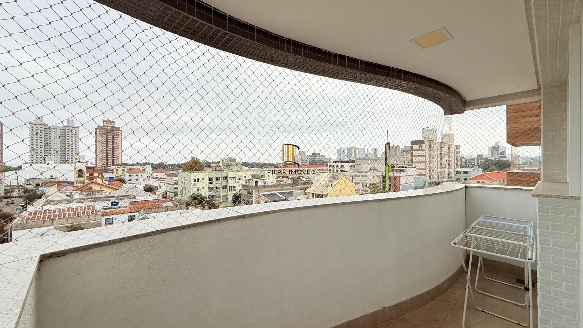 Excelente apartamento amplo com 2 dormitórios, 2 suítes mais dependência de empregada ou gabinete ou 3º dormitório