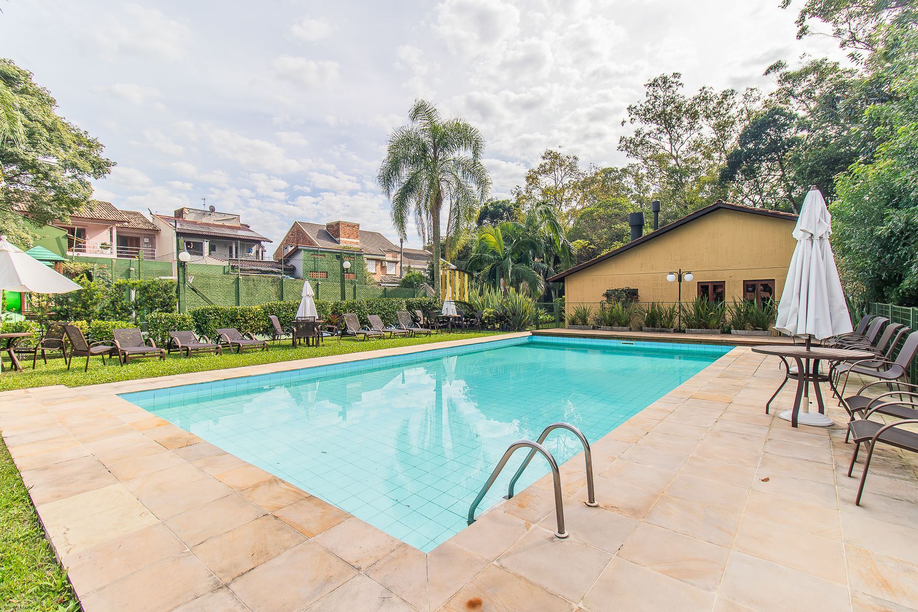 CASA DE 4 DORMITÓRIOS EM CONDOMÍNIO - 320 m² - 4 VAGAS DE GARAGEM