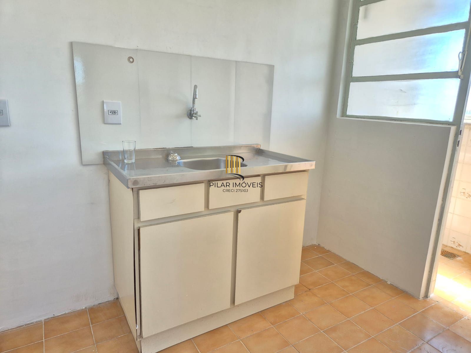 Um dormitório com sacada