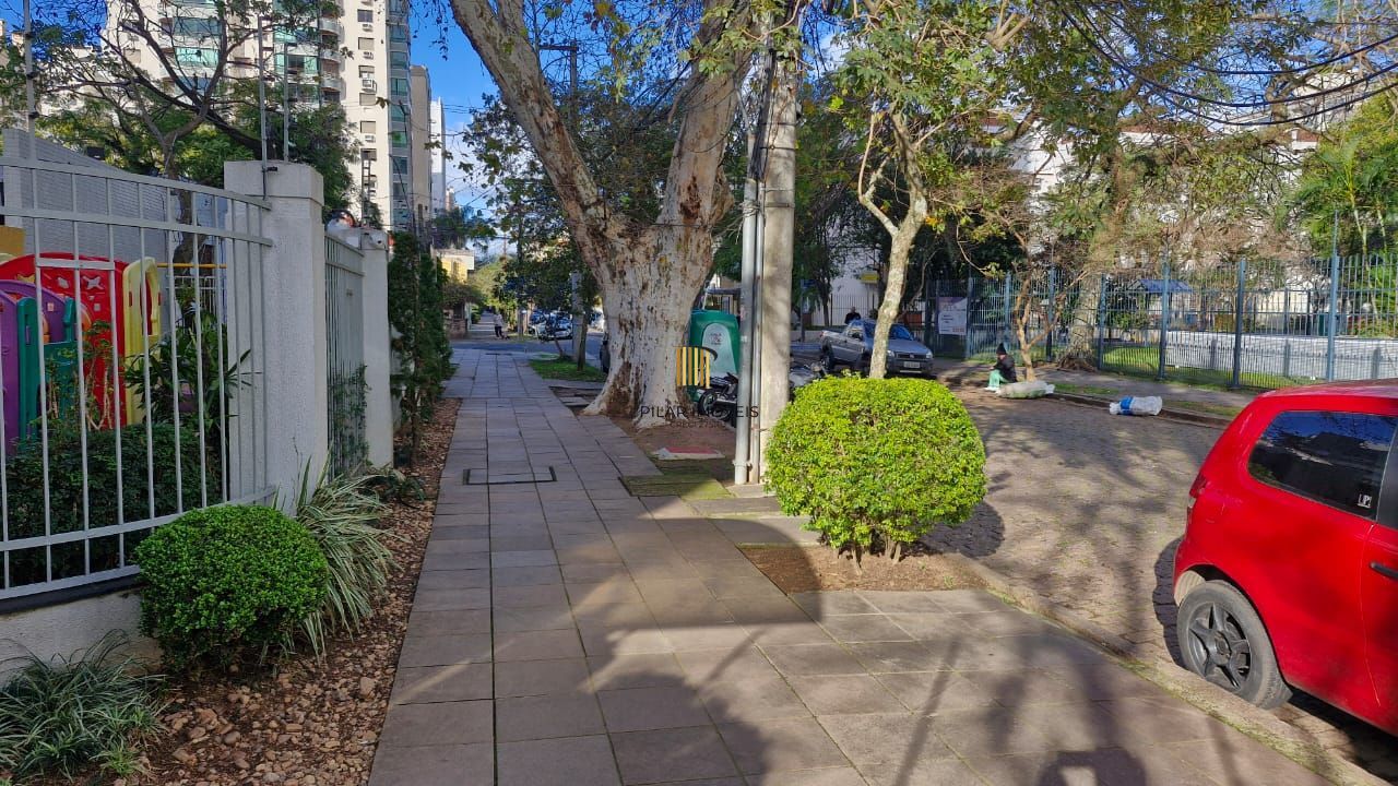 Apartamento impecável de frente no Menino Deus, 103,00 m² de área útil, 2 dormitórios, varanda integrada com churrasqueira, 2 garagens