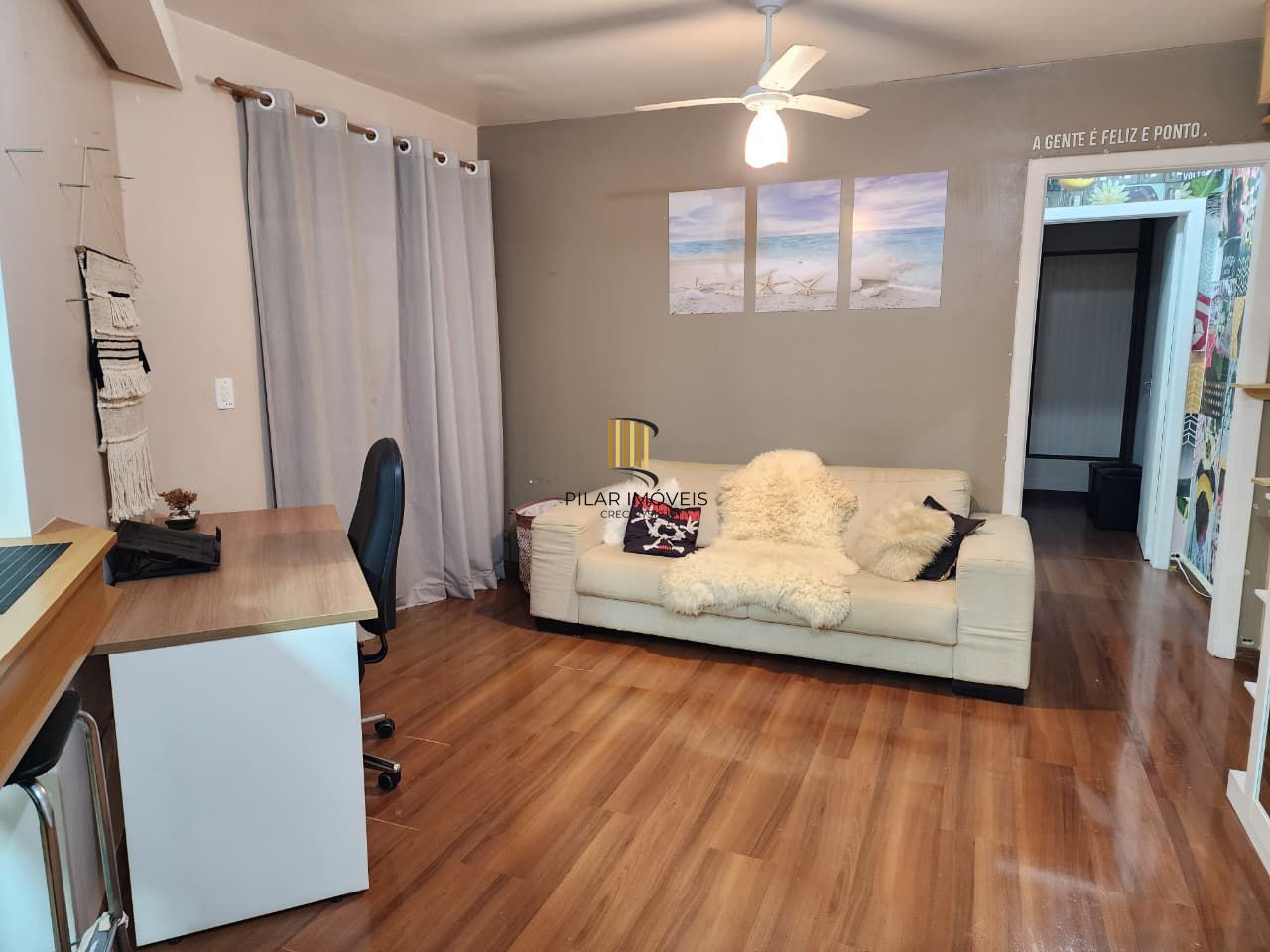 Um dormitório semi mobiliado.