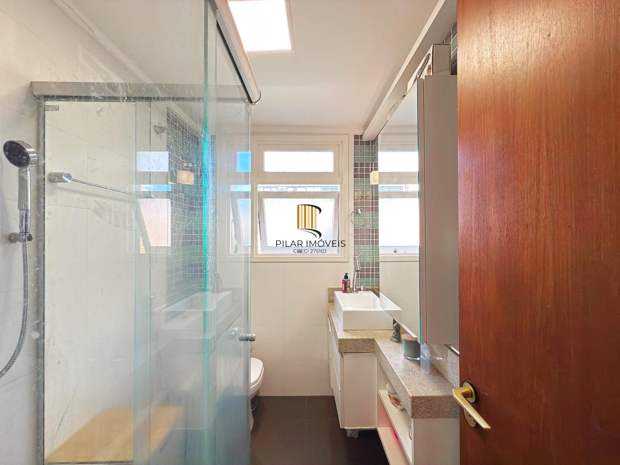 Apto 82m² 3 quartos, sendo um de empregada com suíte, prédio com elevador e vaga de garagem.