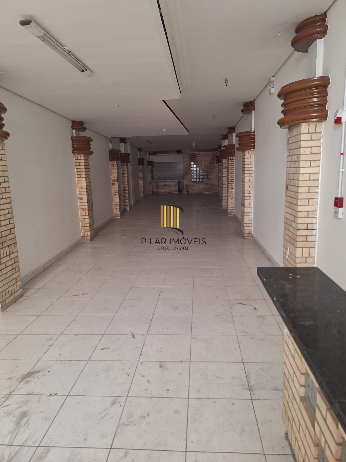 Prédio comercial com 3 andares