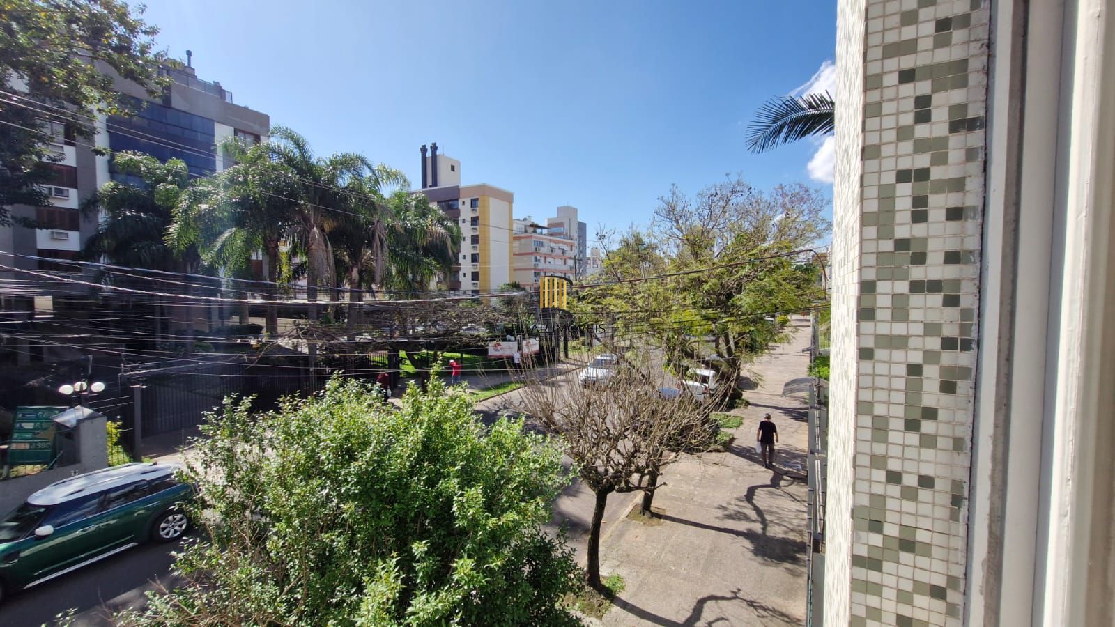 Apartamento no Menino Deus com 2 dormitórios e dependência de empregada com banheiro