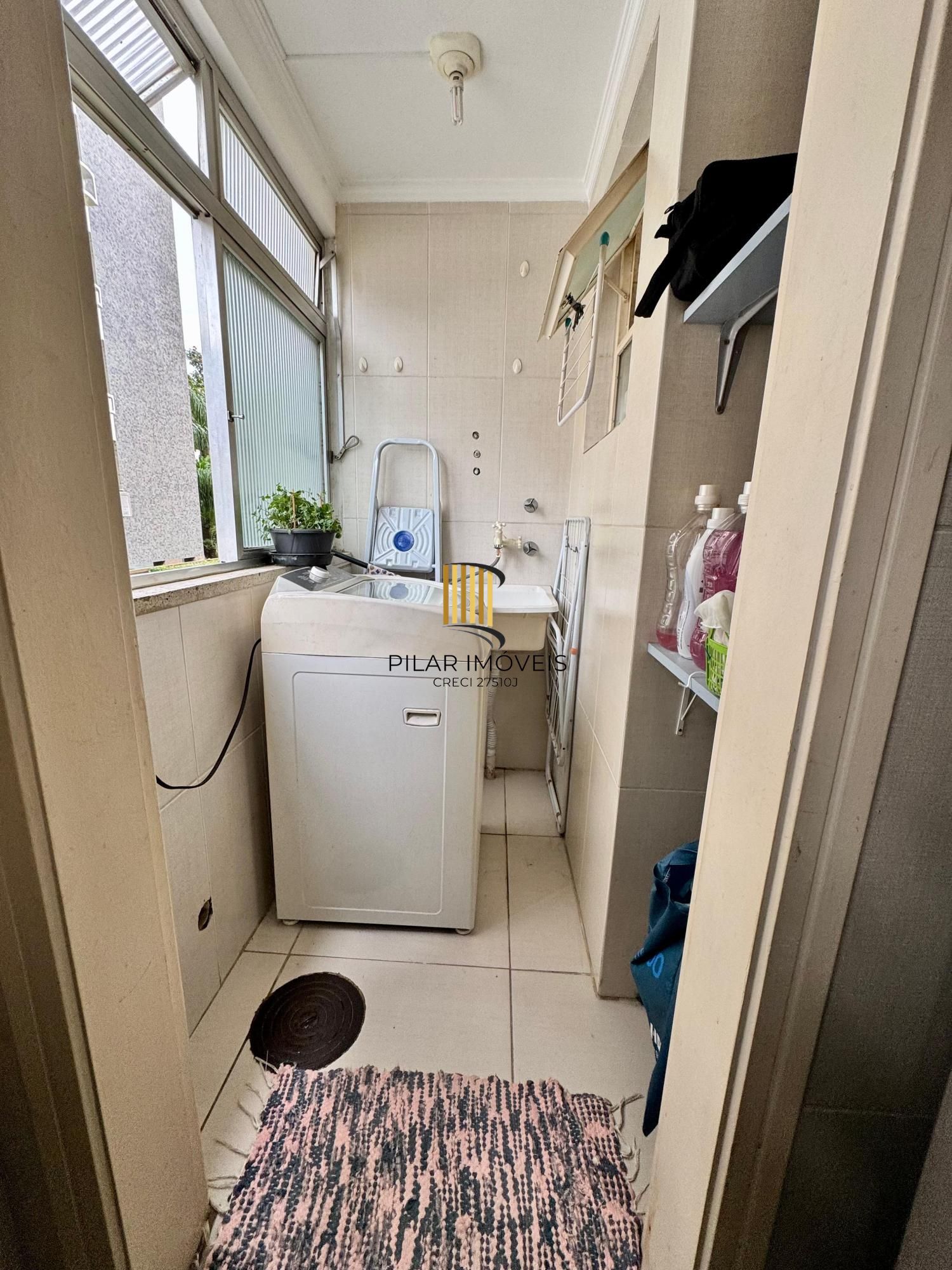 Apartamento semimobiliado em excelentes condições.
